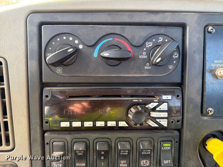 image for item YA5138 2016 International 8600 toter truck