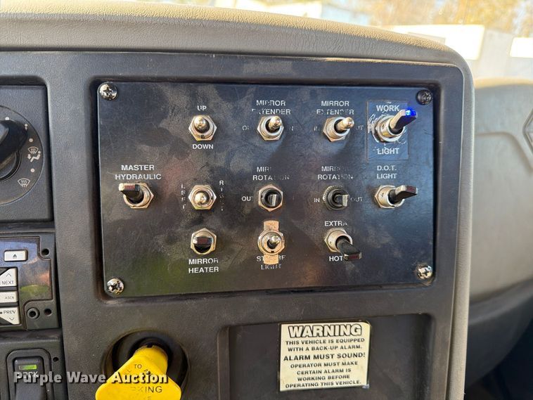 image for item YA5138 2016 International 8600 toter truck