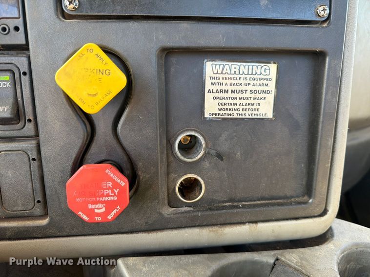 image for item YA5138 2016 International 8600 toter truck