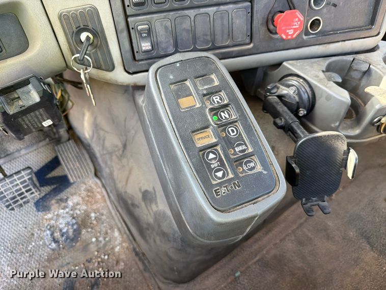image for item YA5138 2016 International 8600 toter truck