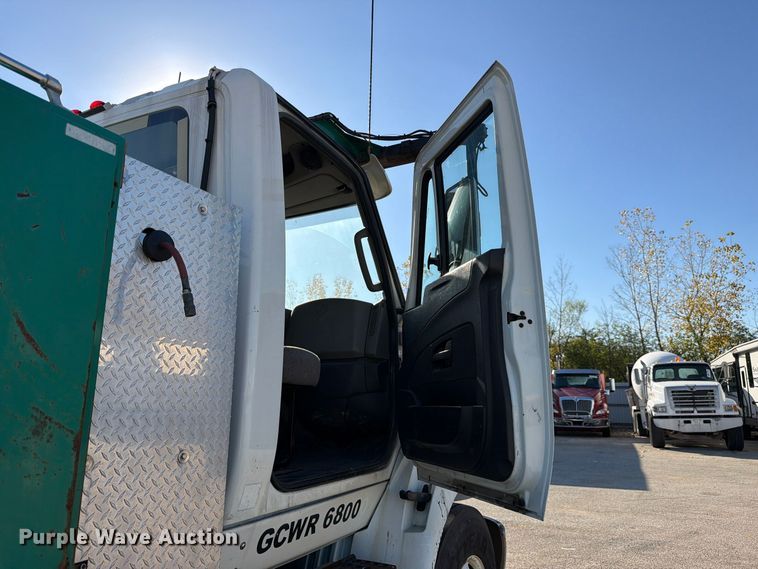 image for item YA5138 2016 International 8600 toter truck