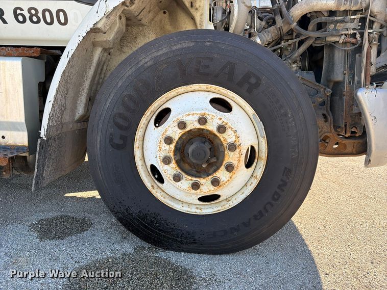 image for item YA5138 2016 International 8600 toter truck