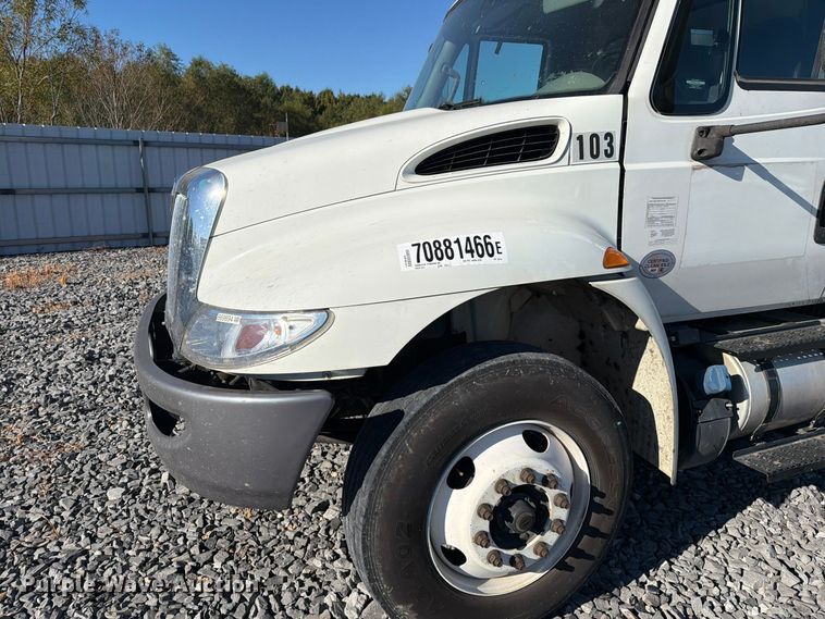 image for item YA5379 2017 International 4300 box truck