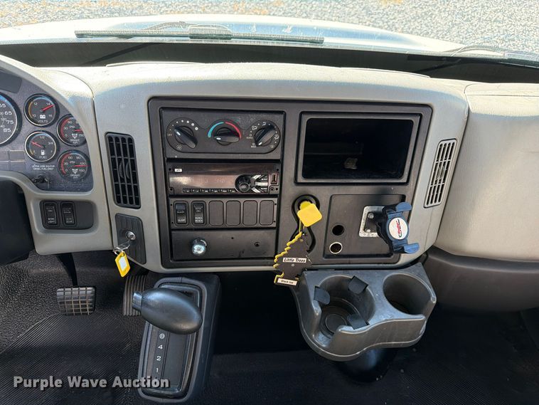 image for item YA5379 2017 International 4300 box truck