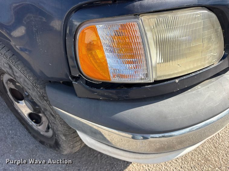 image for item ES8312 2003 Ford F150 Crew Cab pickup truck