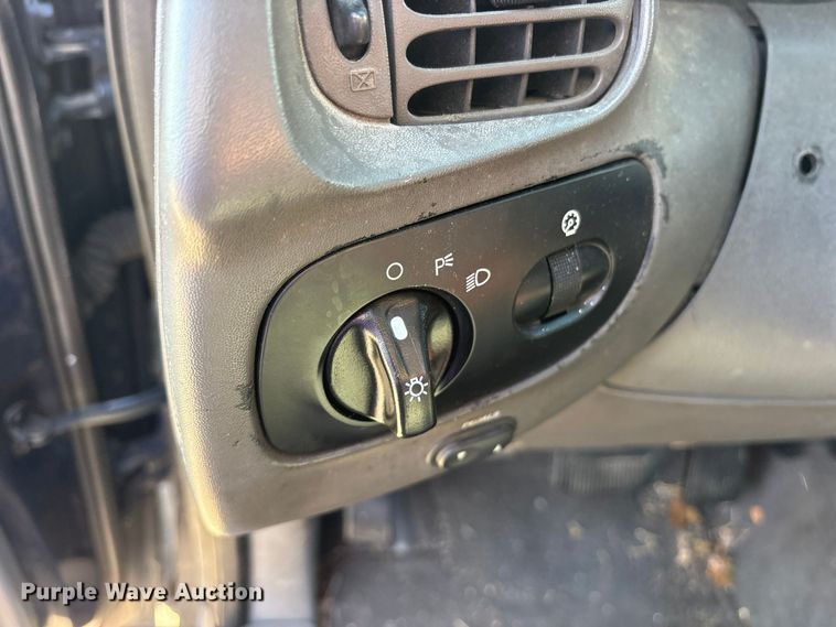 image for item ES8312 2003 Ford F150 Crew Cab pickup truck