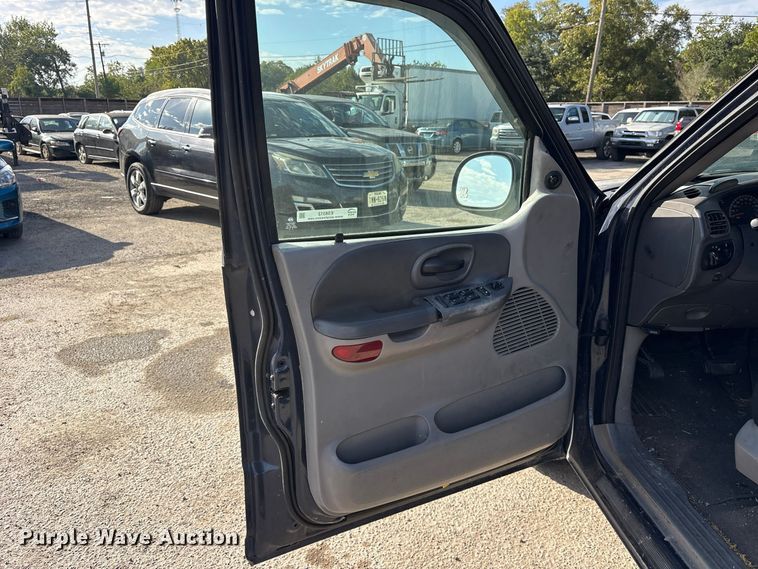 image for item ES8312 2003 Ford F150 Crew Cab pickup truck