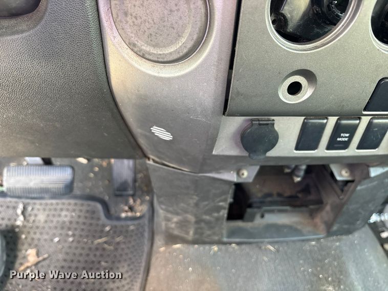 image for item ES8314 2005 Nissan Titan Crew Cab pickup truck