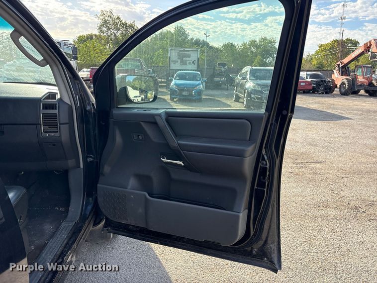 image for item ES8314 2005 Nissan Titan Crew Cab pickup truck