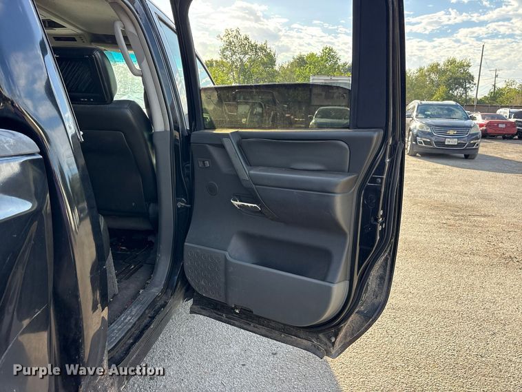 image for item ES8314 2005 Nissan Titan Crew Cab pickup truck