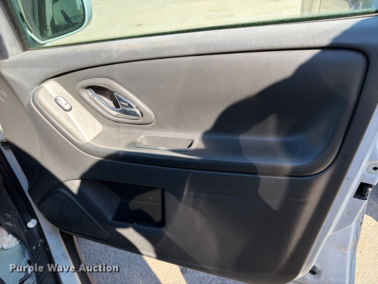 image for item EU0955 2005 Mazda Tribute SUV