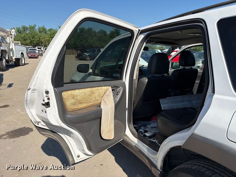 image for item EU0955 2005 Mazda Tribute SUV