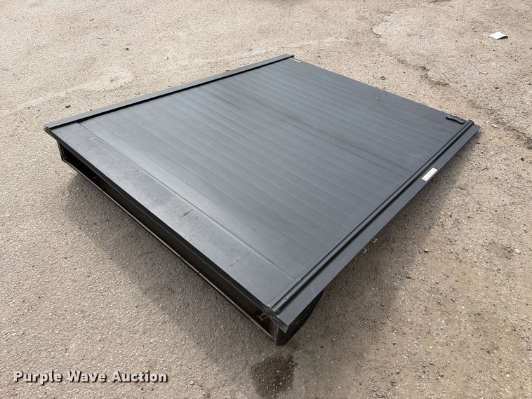image for item EU0959 Retrax pickup bed cover