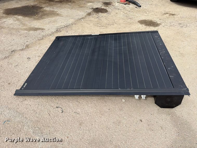 image for item EU0959 Retrax pickup bed cover