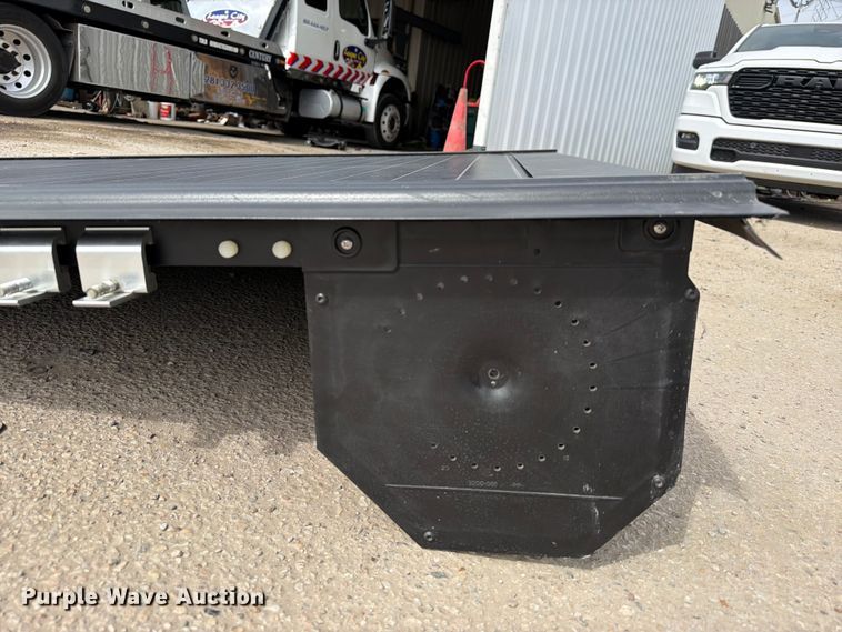 image for item EU0959 Retrax pickup bed cover
