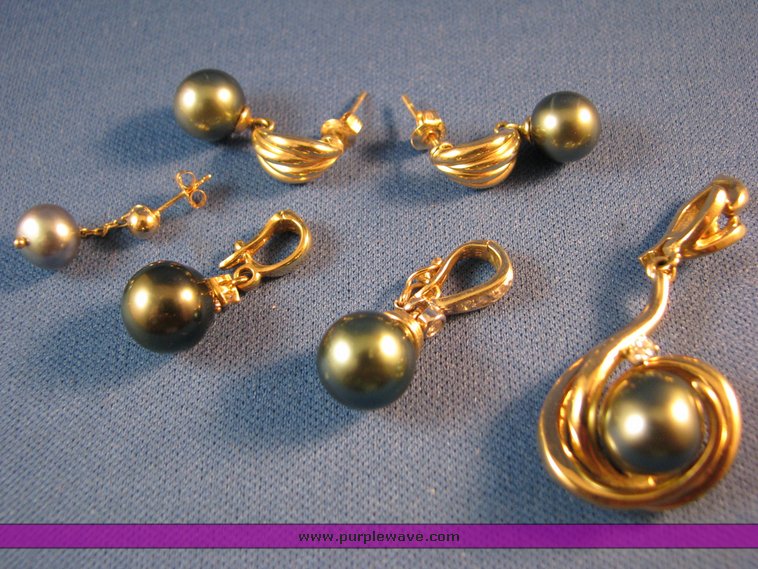 image for item 5008 2 pair of pearl earrings
