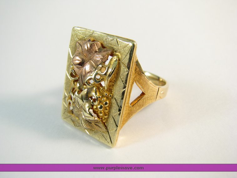 image for item 2004 10K Black Hills Gold Ring