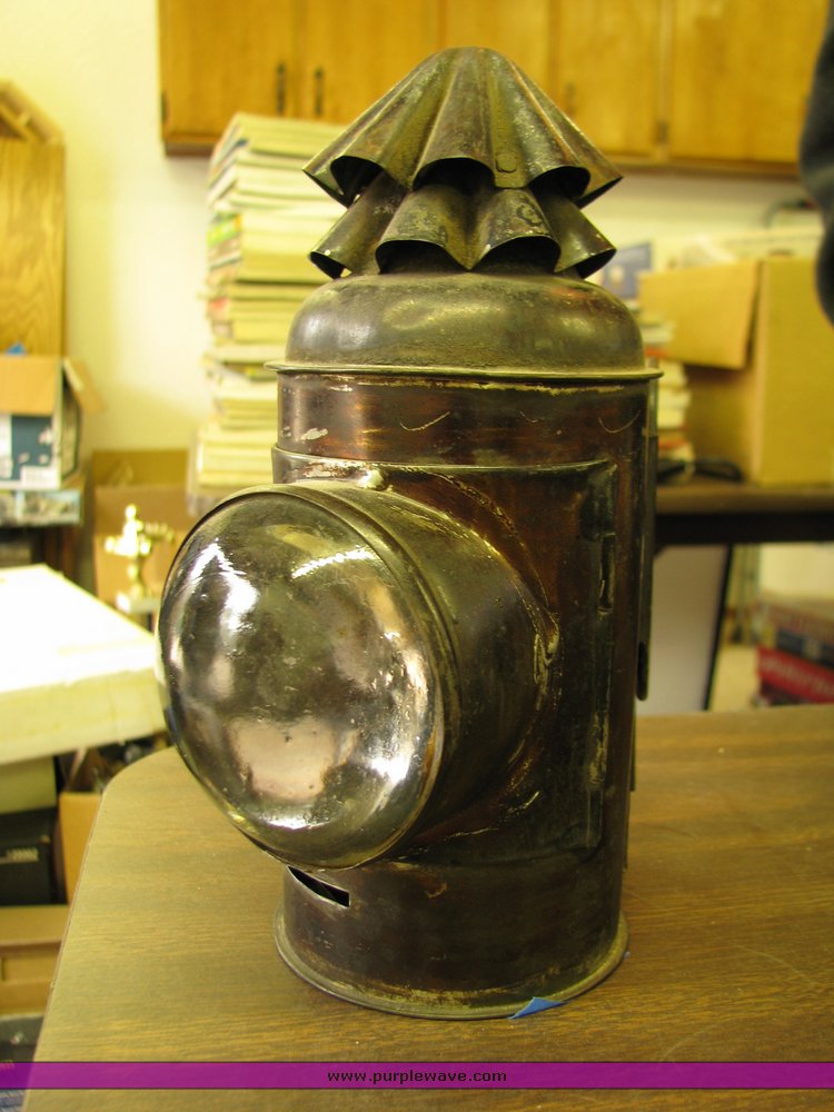 image for item 5009 Antique car/rail light