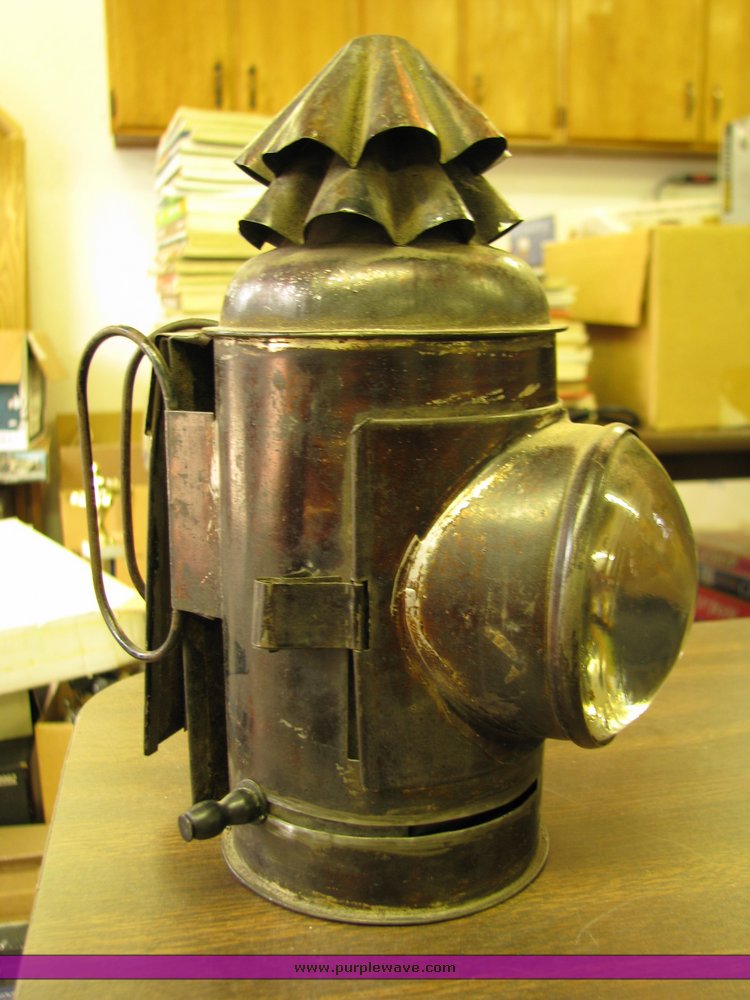 image for item 5009 Antique car/rail light