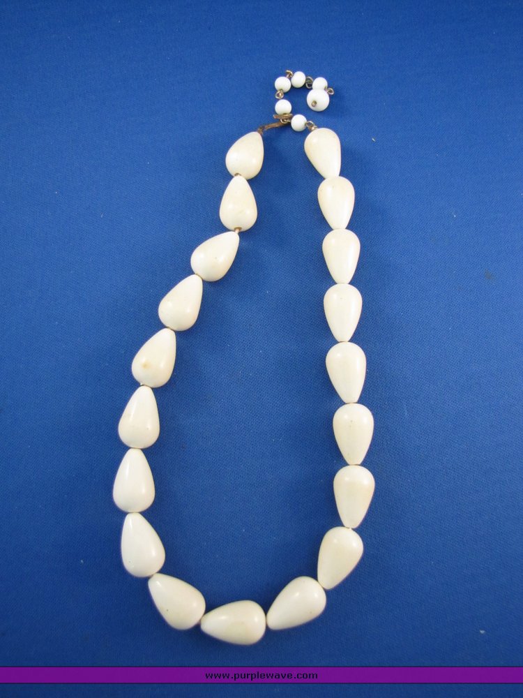 image for item 7249 4 vintage necklaces