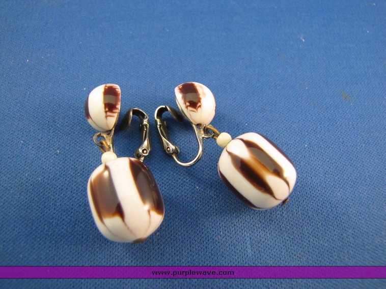 image for item 7249 4 vintage necklaces