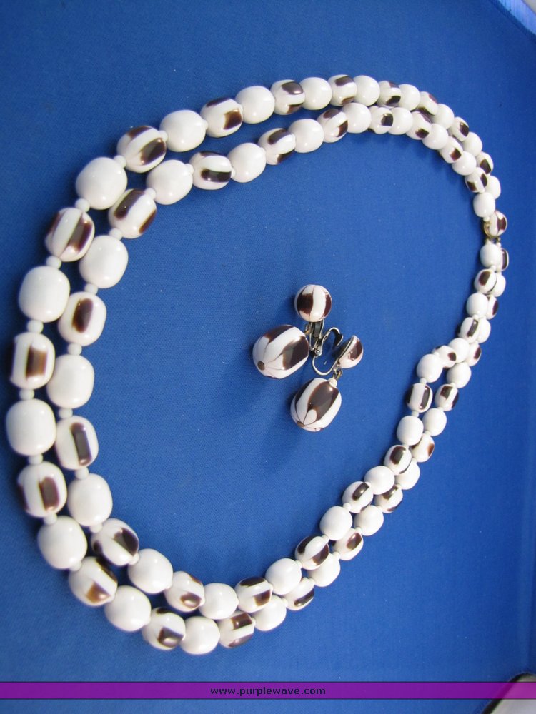 image for item 7249 4 vintage necklaces