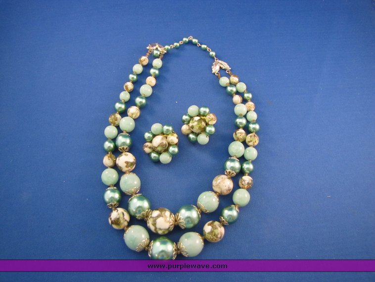 image for item 7249 4 vintage necklaces