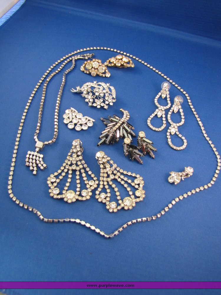 image for item 7252 Vintage crystal and silver jewelry