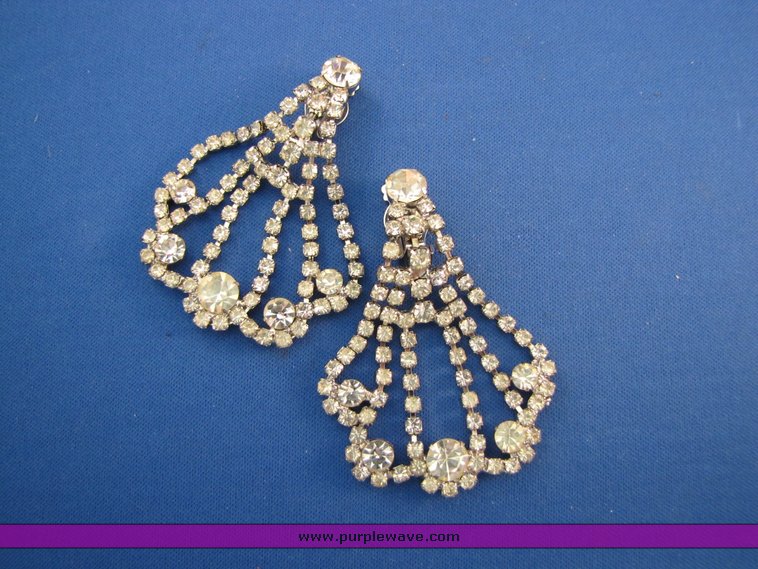 image for item 7252 Vintage crystal and silver jewelry