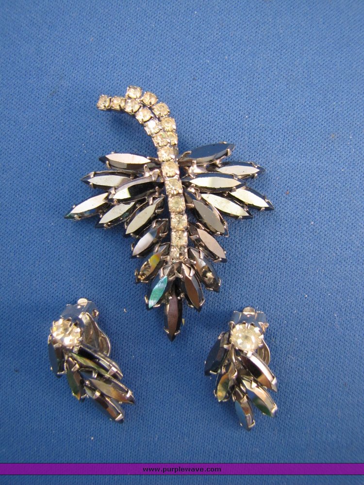 image for item 7252 Vintage crystal and silver jewelry