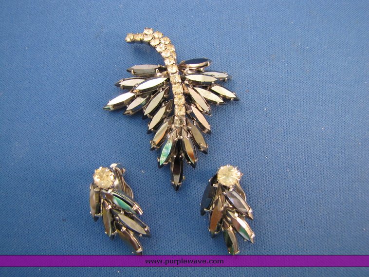 image for item 7252 Vintage crystal and silver jewelry