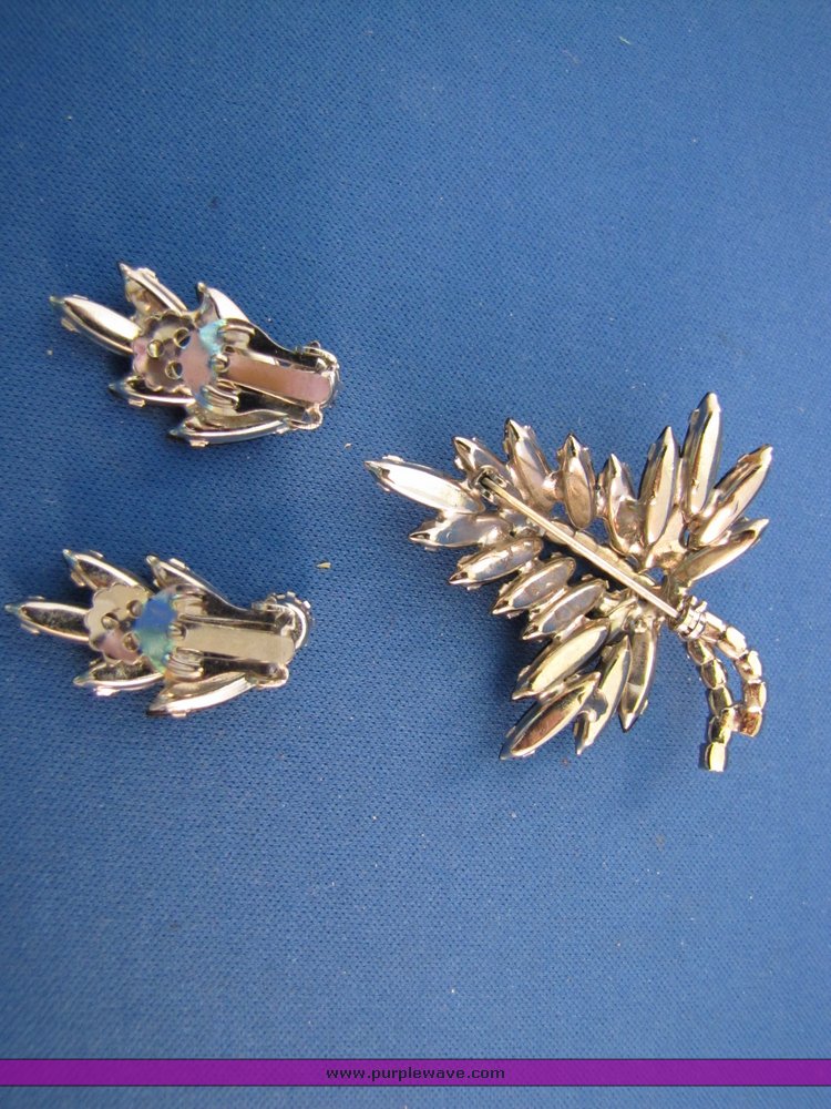 image for item 7252 Vintage crystal and silver jewelry