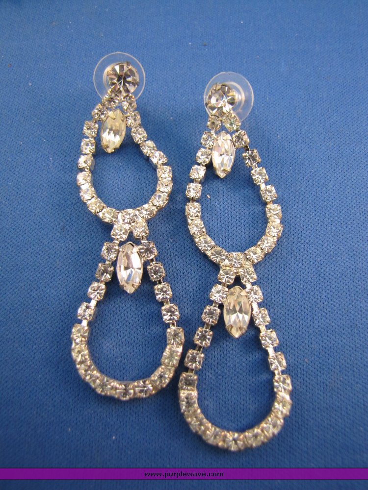 image for item 7252 Vintage crystal and silver jewelry