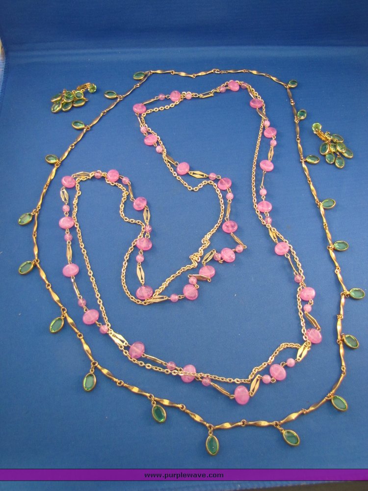 image for item 7255 Gold tone and pink vintage necklace