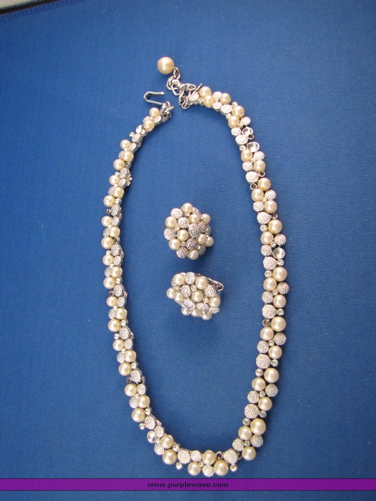 image for item 7261 Silver and yellow pendant necklace