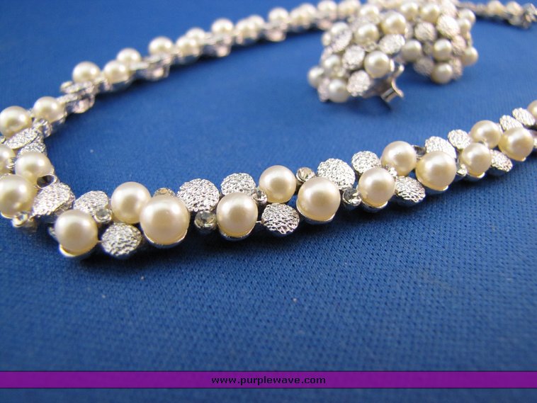 image for item 7261 Silver and yellow pendant necklace