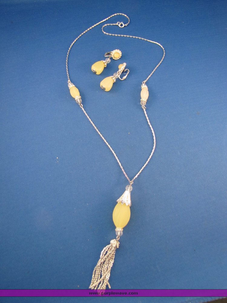 image for item 7261 Silver and yellow pendant necklace