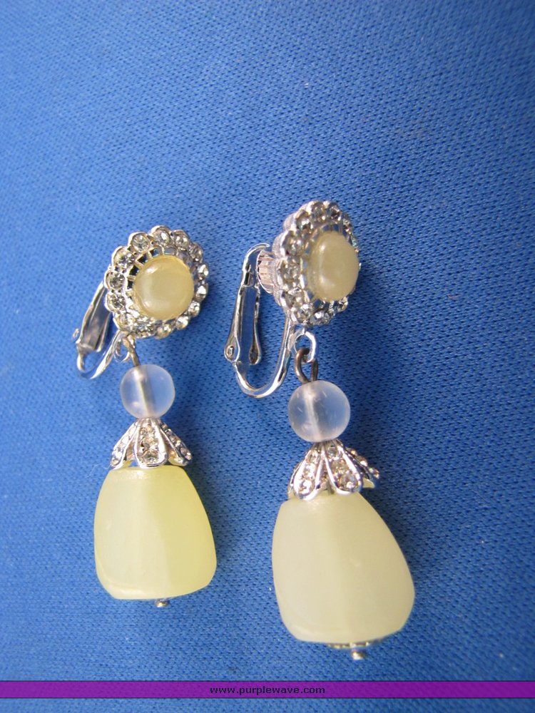 image for item 7261 Silver and yellow pendant necklace