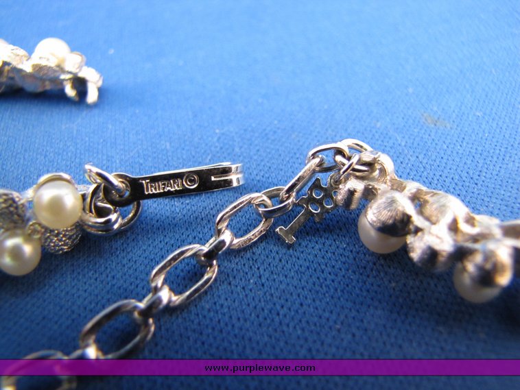 image for item 7261 Silver and yellow pendant necklace